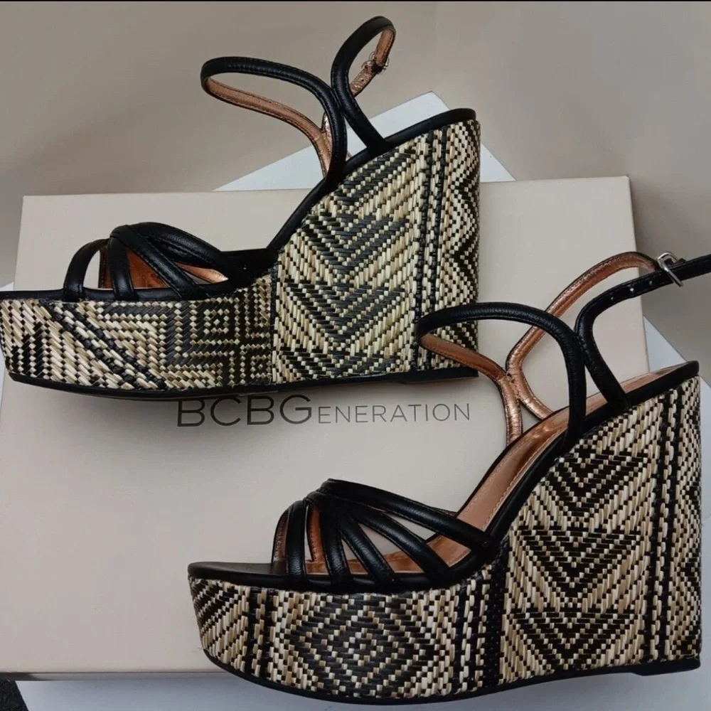 UEC BCBG HOSANNA Black and Tan Platform Wedge Sandals 6.5